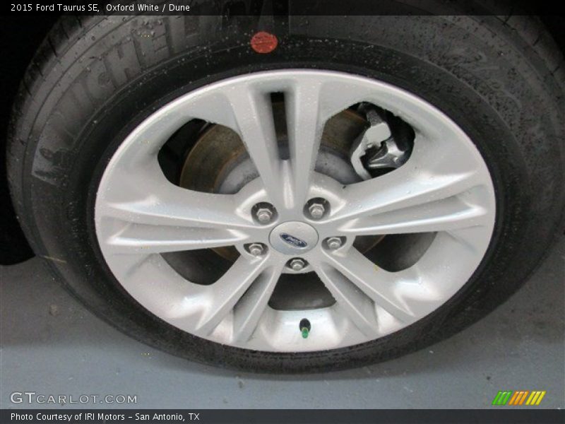 Oxford White / Dune 2015 Ford Taurus SE