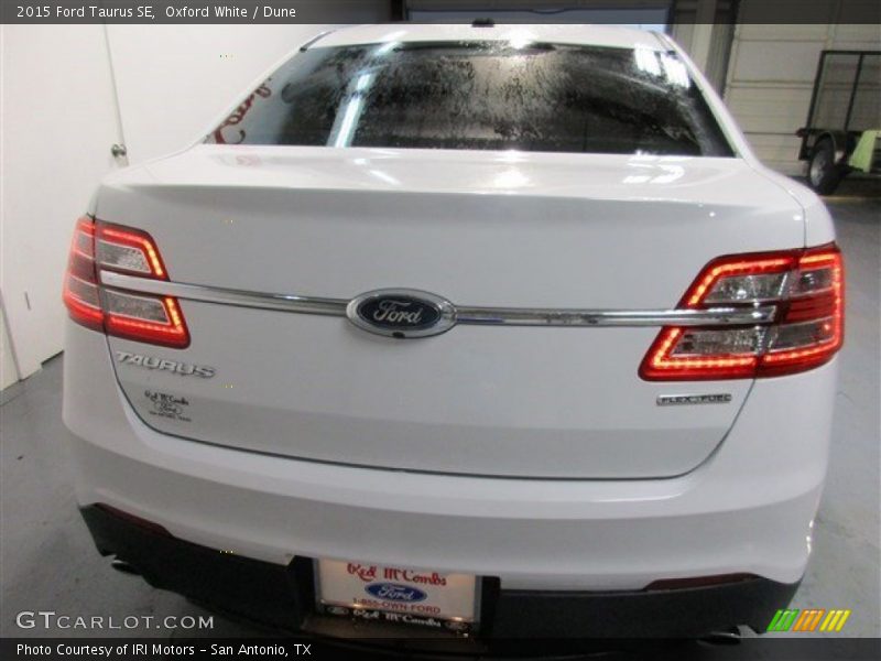 Oxford White / Dune 2015 Ford Taurus SE