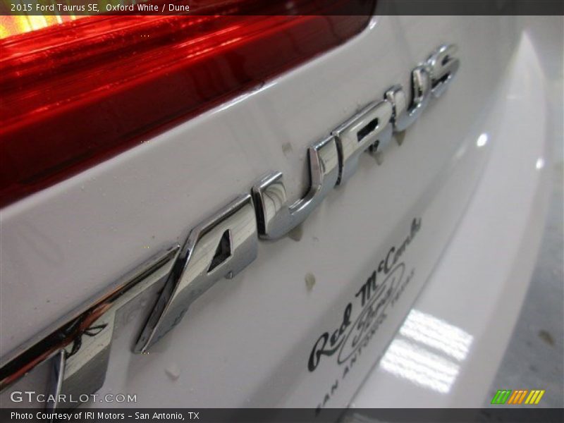 Oxford White / Dune 2015 Ford Taurus SE