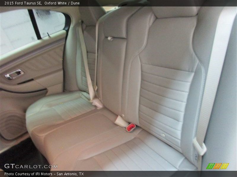 Oxford White / Dune 2015 Ford Taurus SE