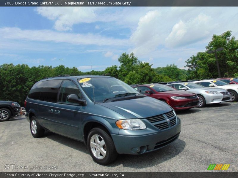 Front 3/4 View of 2005 Grand Caravan SXT