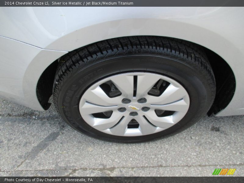 Silver Ice Metallic / Jet Black/Medium Titanium 2014 Chevrolet Cruze LS