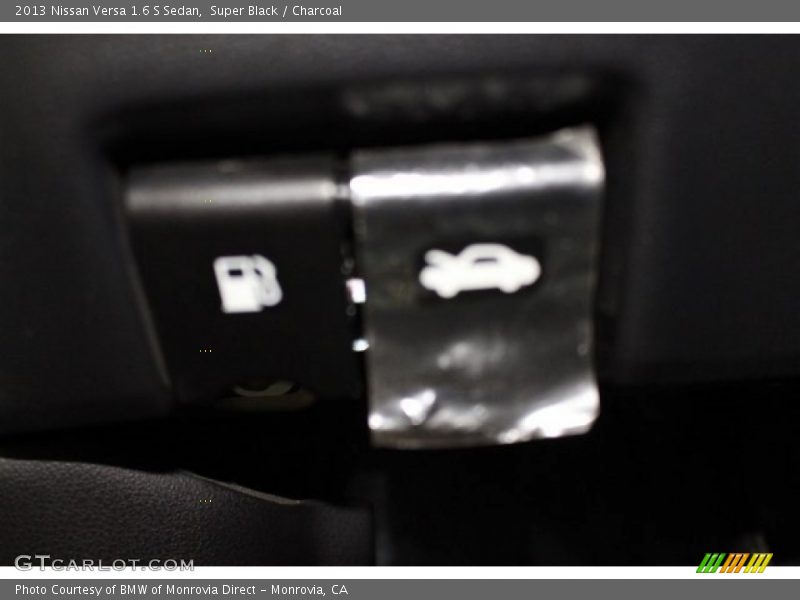 Super Black / Charcoal 2013 Nissan Versa 1.6 S Sedan