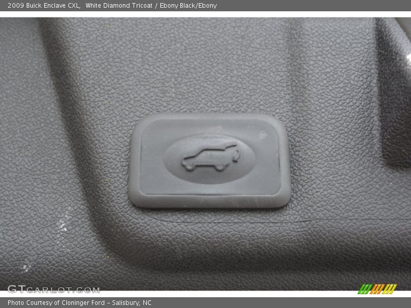 White Diamond Tricoat / Ebony Black/Ebony 2009 Buick Enclave CXL