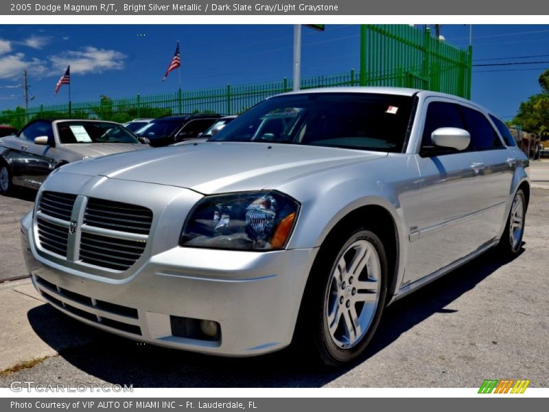 Front 3/4 View of 2005 Magnum R/T