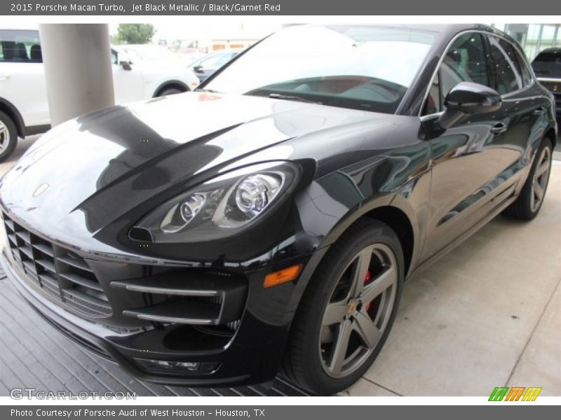 Front 3/4 View of 2015 Macan Turbo