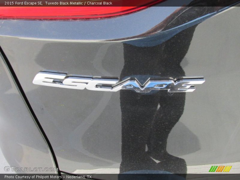 Tuxedo Black Metallic / Charcoal Black 2015 Ford Escape SE