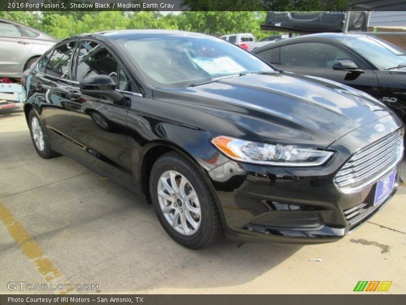 Front 3/4 View of 2016 Fusion S