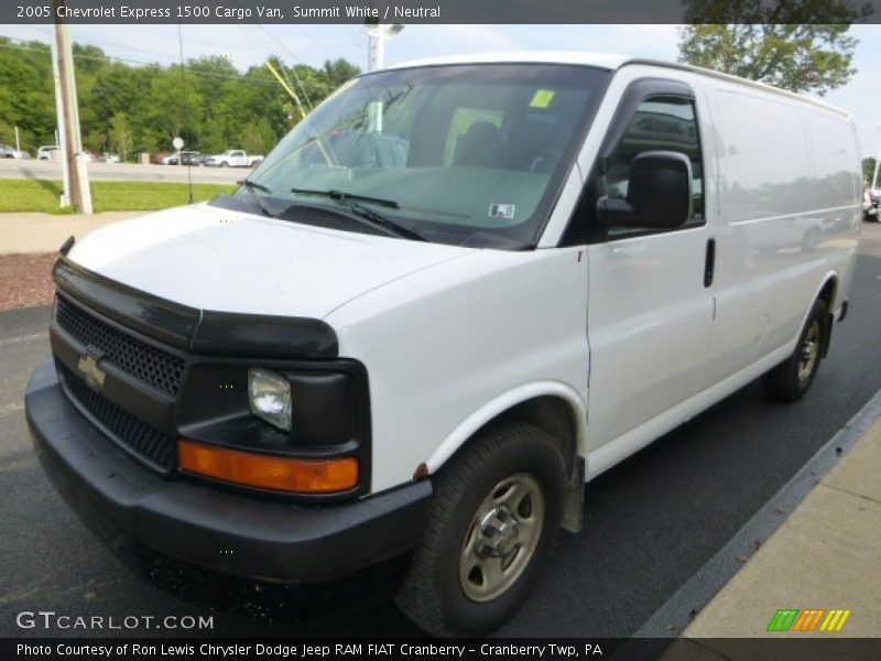 Front 3/4 View of 2005 Express 1500 Cargo Van