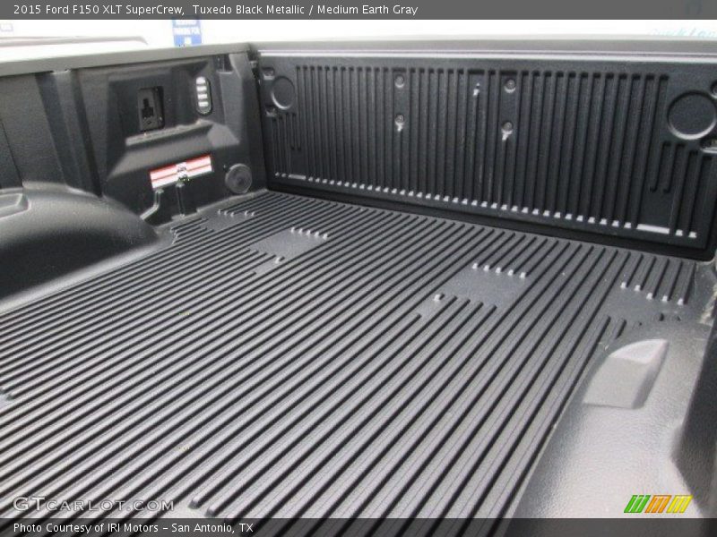 Tuxedo Black Metallic / Medium Earth Gray 2015 Ford F150 XLT SuperCrew