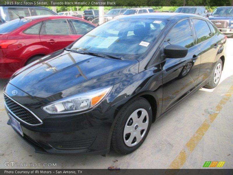 Front 3/4 View of 2015 Focus S Sedan