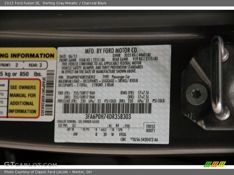 Sterling Gray Metallic / Charcoal Black 2013 Ford Fusion SE