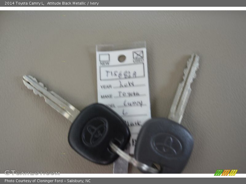 Attitude Black Metallic / Ivory 2014 Toyota Camry L