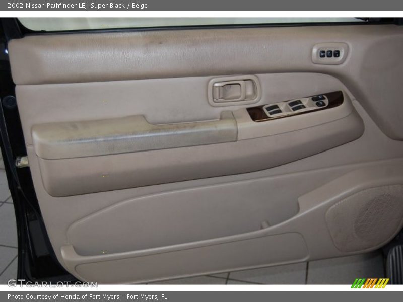 Super Black / Beige 2002 Nissan Pathfinder LE