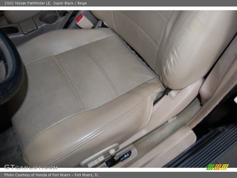 Super Black / Beige 2002 Nissan Pathfinder LE