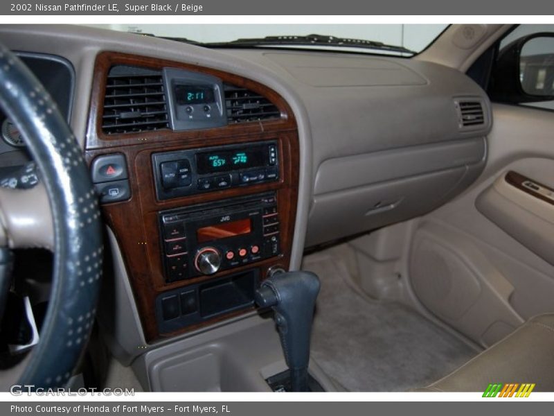 Super Black / Beige 2002 Nissan Pathfinder LE