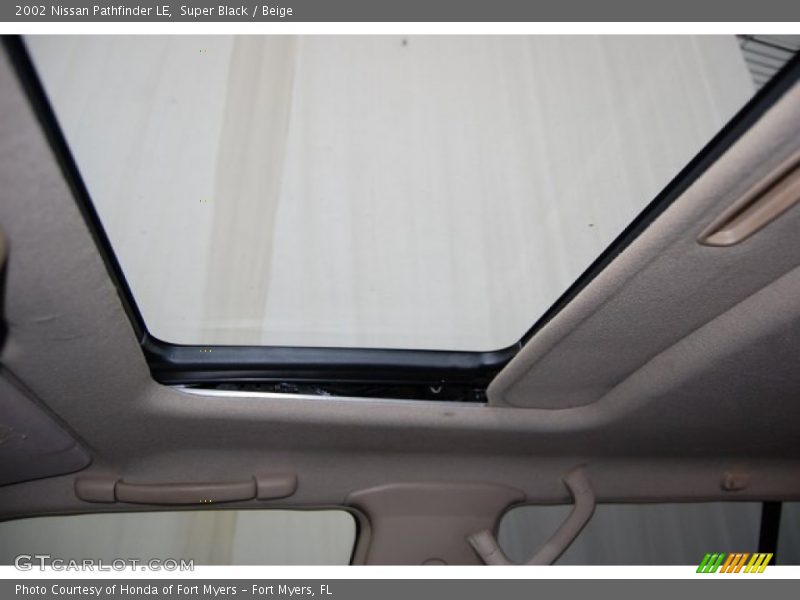 Super Black / Beige 2002 Nissan Pathfinder LE