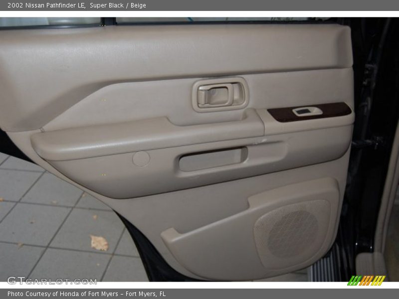 Super Black / Beige 2002 Nissan Pathfinder LE