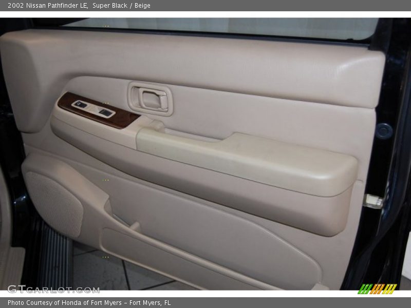 Super Black / Beige 2002 Nissan Pathfinder LE