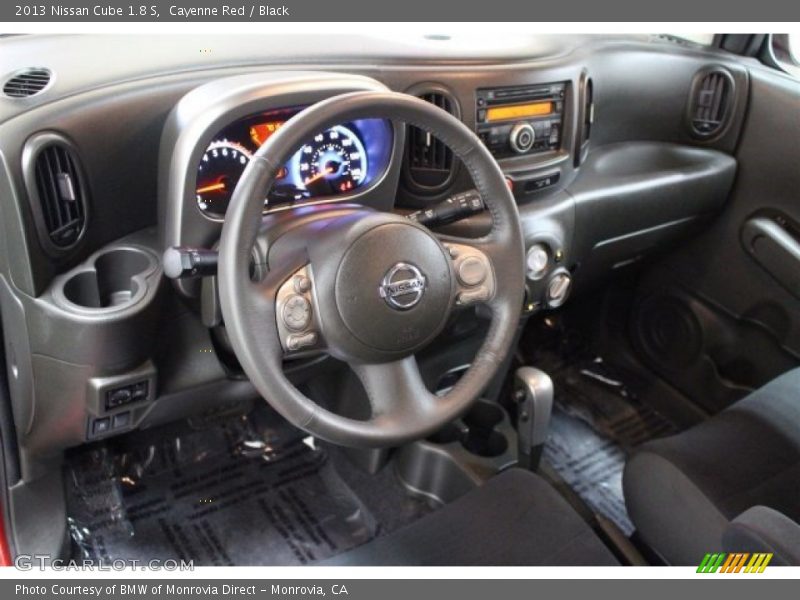 Cayenne Red / Black 2013 Nissan Cube 1.8 S