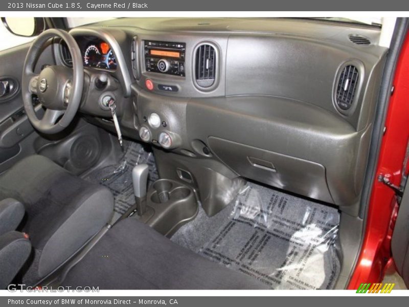 Cayenne Red / Black 2013 Nissan Cube 1.8 S