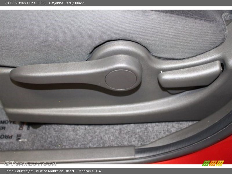Cayenne Red / Black 2013 Nissan Cube 1.8 S