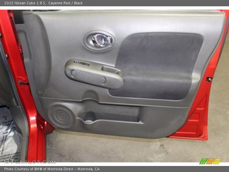 Cayenne Red / Black 2013 Nissan Cube 1.8 S