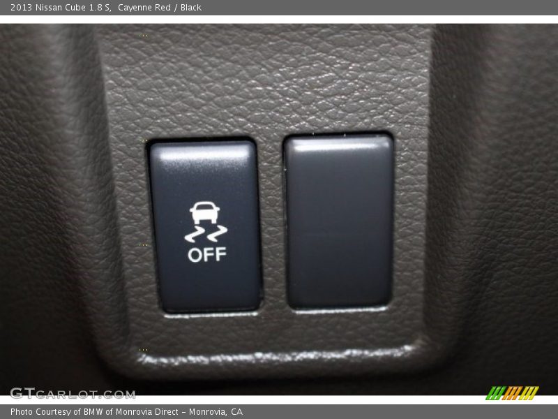 Cayenne Red / Black 2013 Nissan Cube 1.8 S