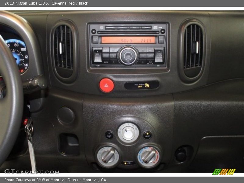 Cayenne Red / Black 2013 Nissan Cube 1.8 S
