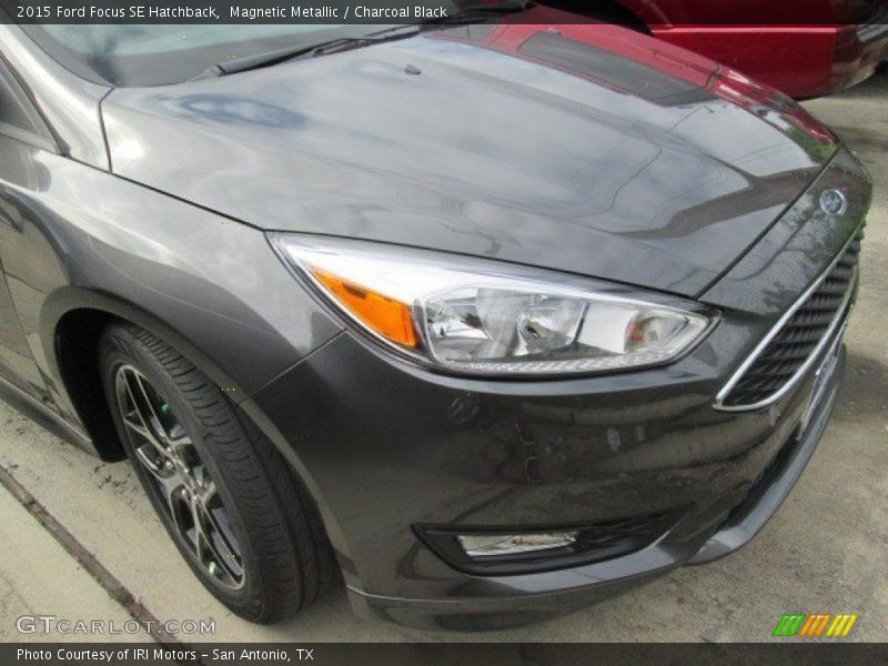 Magnetic Metallic / Charcoal Black 2015 Ford Focus SE Hatchback