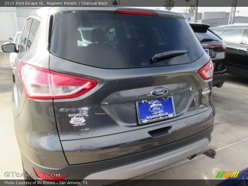 Magnetic Metallic / Charcoal Black 2015 Ford Escape SE