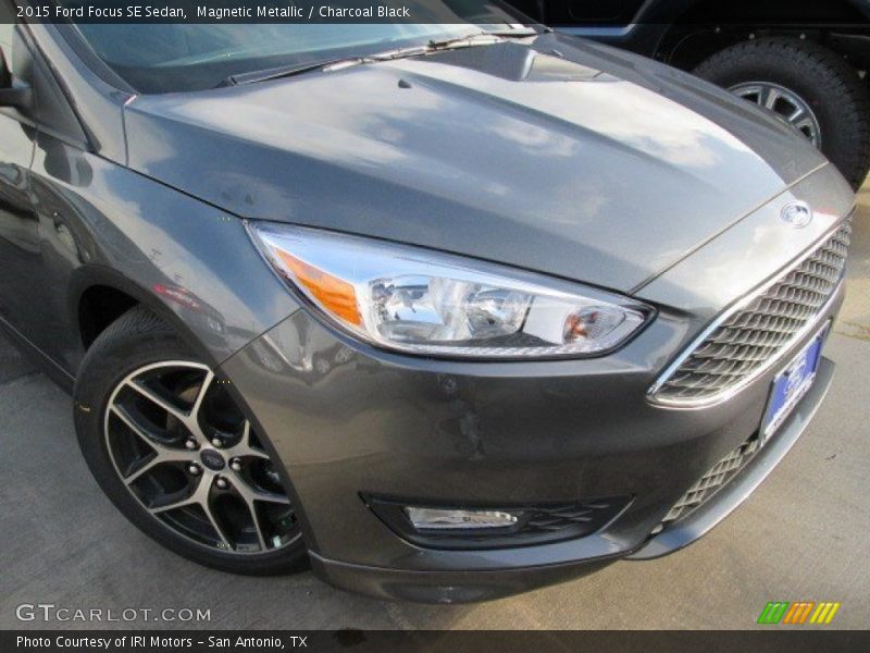 Magnetic Metallic / Charcoal Black 2015 Ford Focus SE Sedan