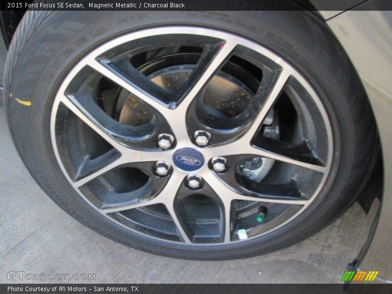 Magnetic Metallic / Charcoal Black 2015 Ford Focus SE Sedan