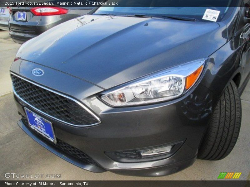 Magnetic Metallic / Charcoal Black 2015 Ford Focus SE Sedan