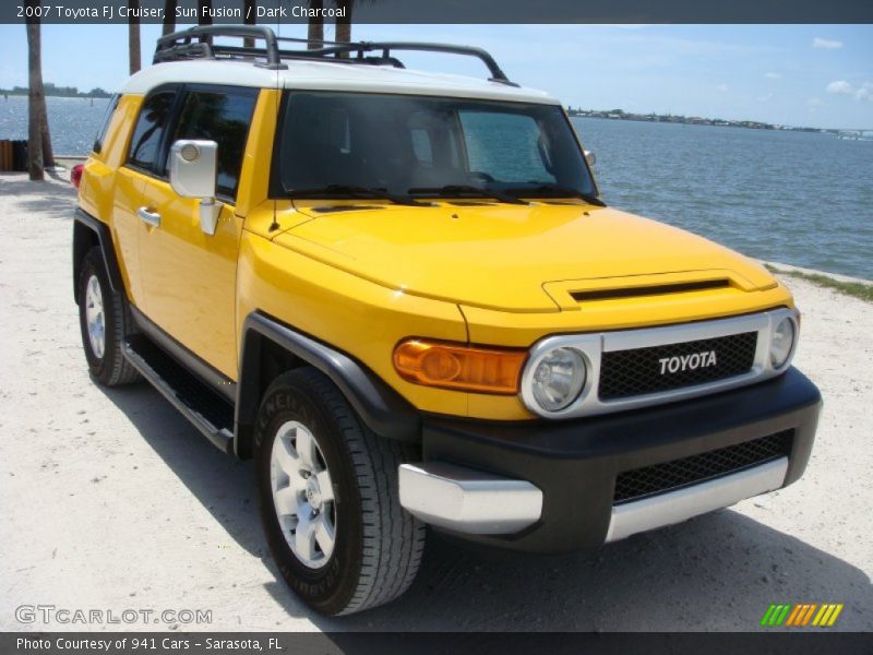 Front 3/4 View of 2007 FJ Cruiser 