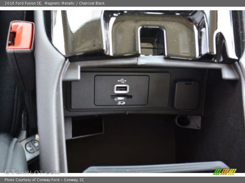 Magnetic Metallic / Charcoal Black 2016 Ford Fusion SE