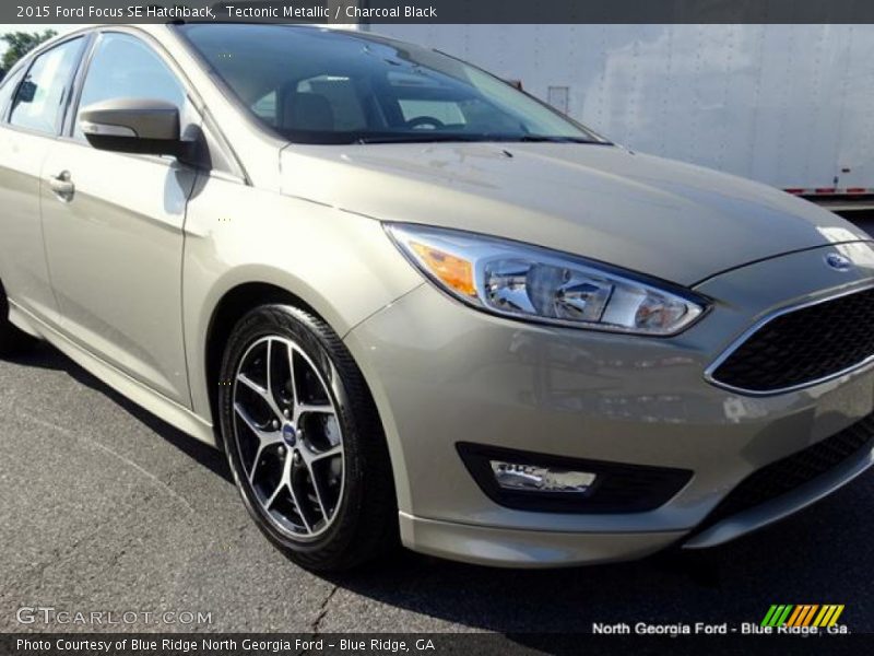 Tectonic Metallic / Charcoal Black 2015 Ford Focus SE Hatchback