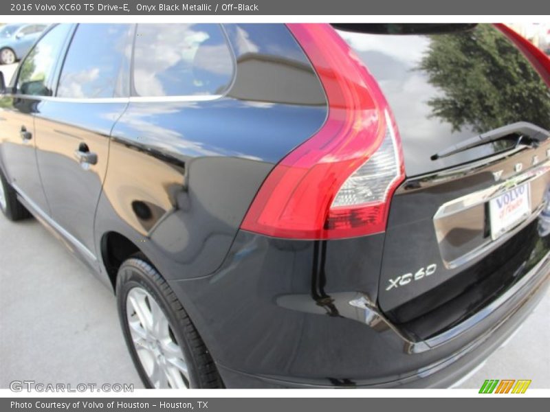 Onyx Black Metallic / Off-Black 2016 Volvo XC60 T5 Drive-E