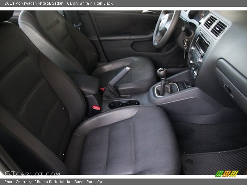 Candy White / Titan Black 2011 Volkswagen Jetta SE Sedan