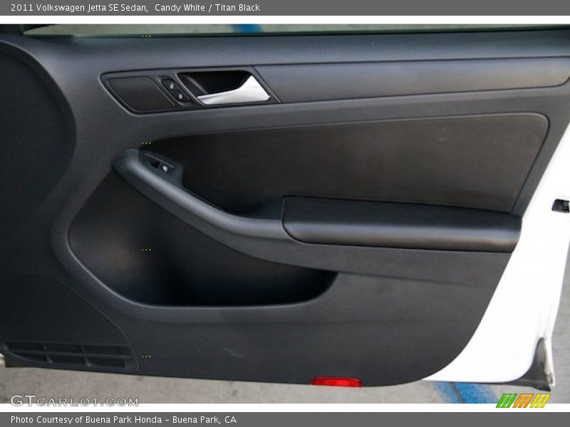 Candy White / Titan Black 2011 Volkswagen Jetta SE Sedan