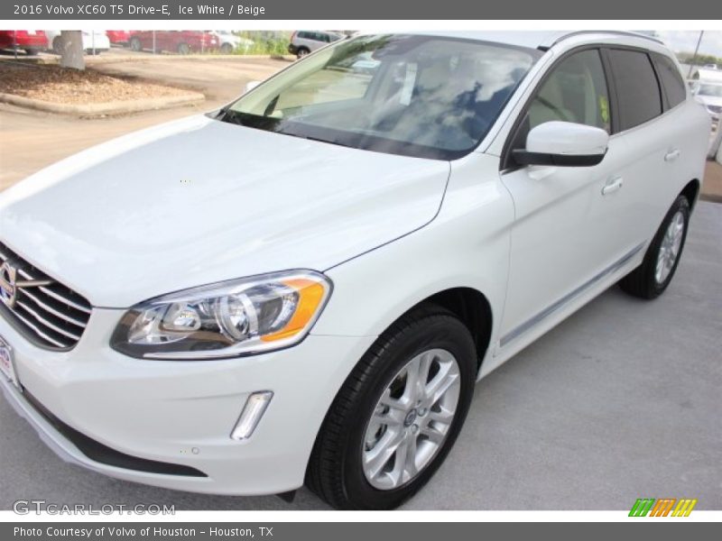 Ice White / Beige 2016 Volvo XC60 T5 Drive-E