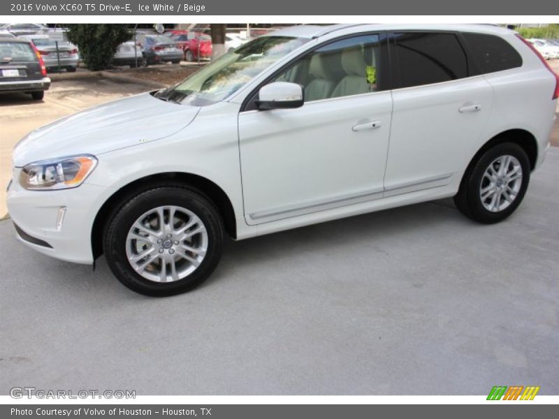 Ice White / Beige 2016 Volvo XC60 T5 Drive-E