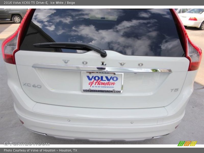 Ice White / Beige 2016 Volvo XC60 T5 Drive-E