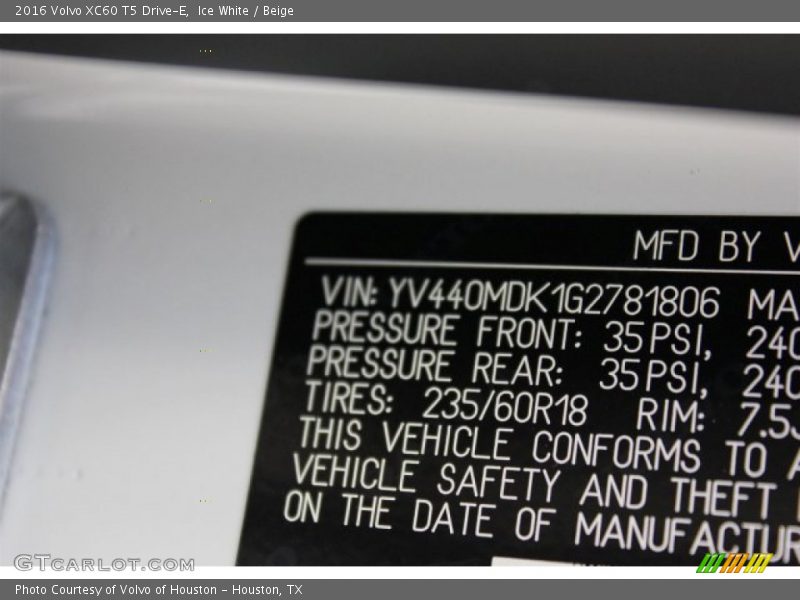 Ice White / Beige 2016 Volvo XC60 T5 Drive-E