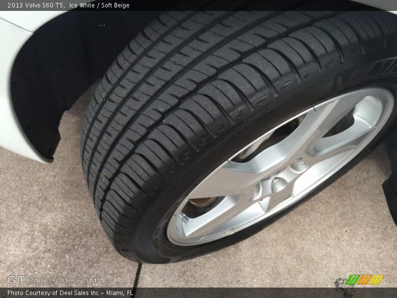 Ice White / Soft Beige 2013 Volvo S60 T5