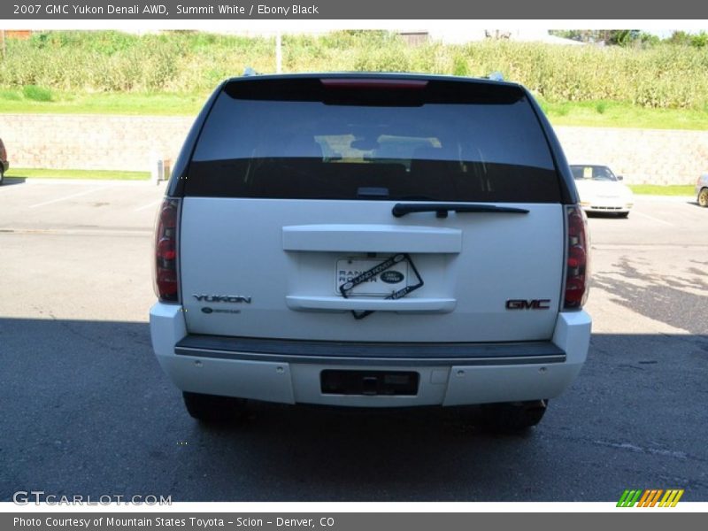 Summit White / Ebony Black 2007 GMC Yukon Denali AWD