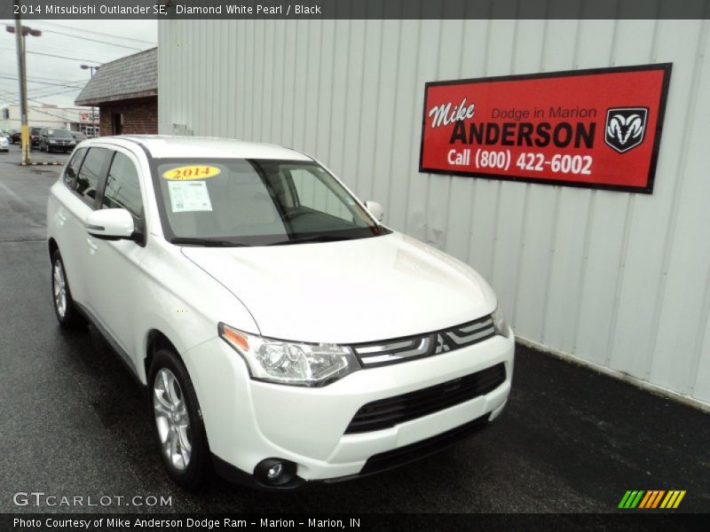 Diamond White Pearl / Black 2014 Mitsubishi Outlander SE