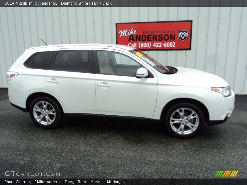 Diamond White Pearl / Black 2014 Mitsubishi Outlander SE