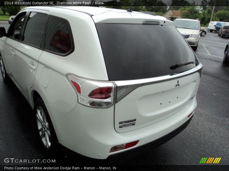 Diamond White Pearl / Black 2014 Mitsubishi Outlander SE