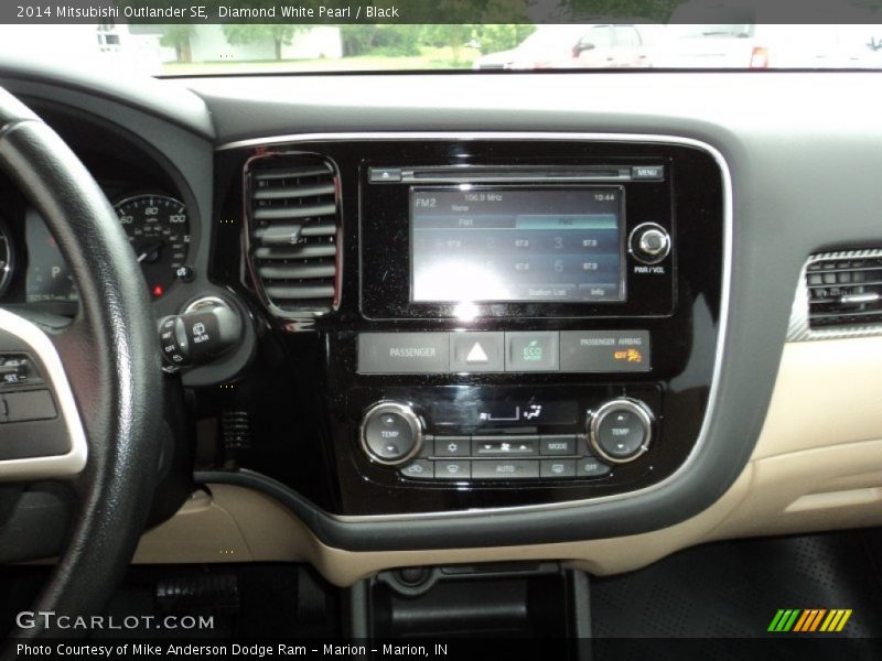 Diamond White Pearl / Black 2014 Mitsubishi Outlander SE